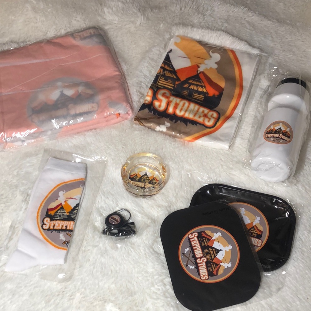 Stepping Stones 7 Piece Gift Set Ashtray Socks Key Chain Water Bottle Towels NWT